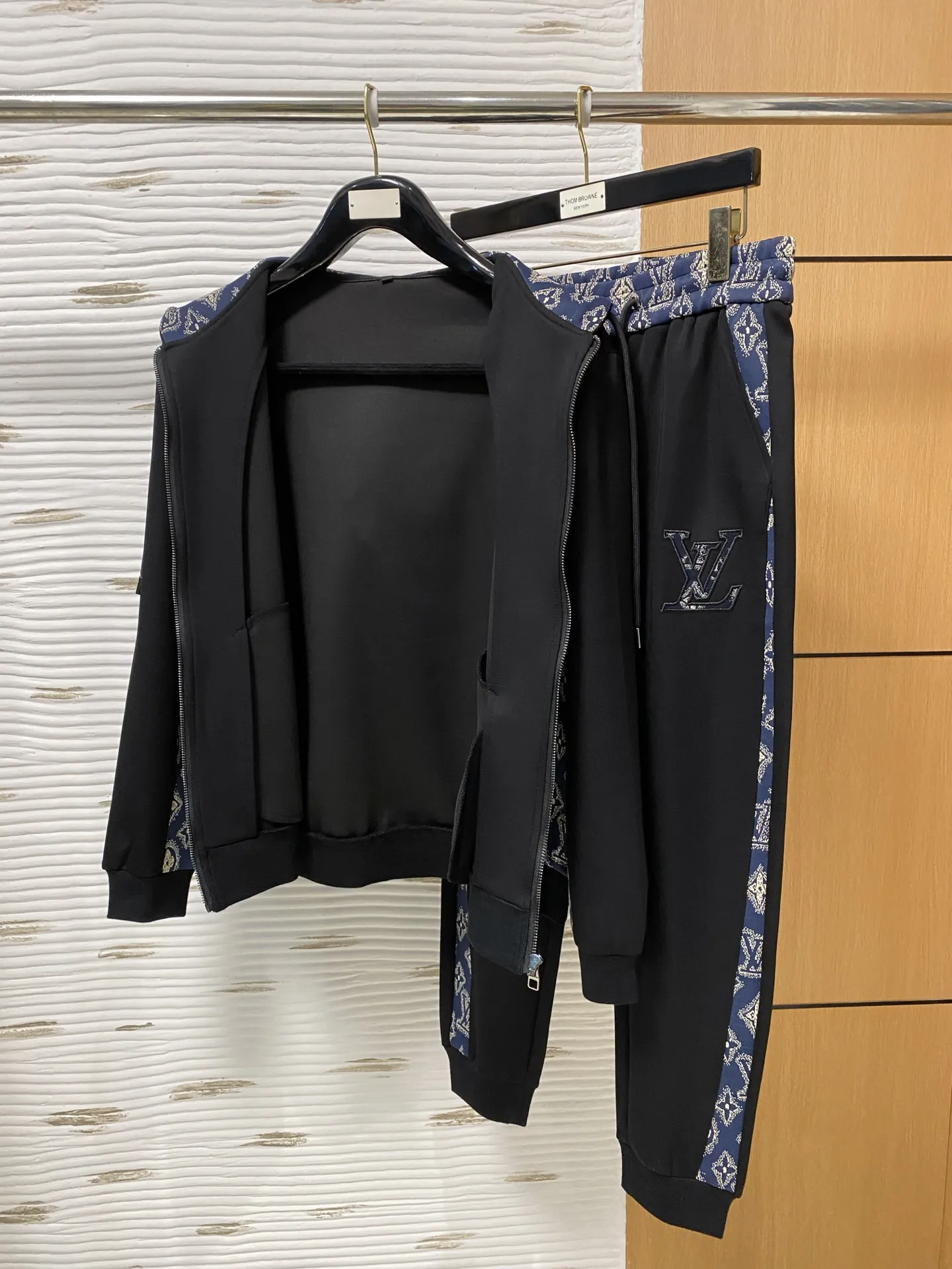 🅿️720 LV 2025 autumn and winter new counter, the same casual Tencel cotton fabric suit, breathable, comfortable and casual! Full of high-end feel! The details are exquisite and high-end, and the workmanship is impeccable! The original high-end fabric is very high-end! The fabric is crisp, anti-wrinkle and wear-resistant, warm, neat and stylish. Everyone must buy a set this autumn and winter. They must look cool and cool when wearing it. This is a model that we highly recommend! M-3XL